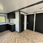 Contenedor móvil con dos habitaciones y cocina