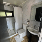 Contenedor móvil con dos habitaciones y cocina